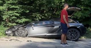 McLaren de 100 de mii de euro făcut praf în pădurea Făget. Bolidul s-a ciocnit cu un VW Passat