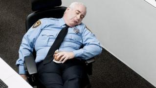 Paznici din Buzău găsiţi sforăind în post, sau beţi. Razie în judeţ