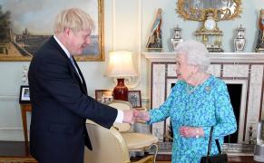 Activitatea Parlamentului britanic a fost suspendată de către Regina Elisabeta a II-a