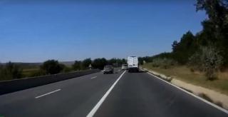 Doi șoferi la un pas de tragedie, după o depășire pe linia continuă