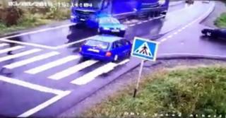 Momentul înfiorător în care un TIR spulberă cu viteză o maşină care oprise pentru a vira la stânga (Video)