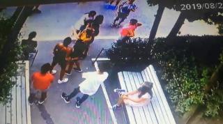 O femeie rupe cu bătaia o fată, în faţa unui bloc din Turda, sub privirile îngrozite ale altor copii (Video)