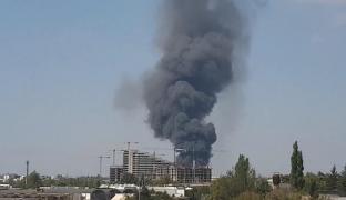 Incendiu uriaş în nordul Capitalei, arde o hală în Băneasa (Video)