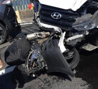 Accident teribil pe DN1, între Avrig şi Bradu. Doi motociclişti s-au ciocnit cu un microbuz de marfă, traficul este blocat