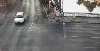 Accidentul de la podul Eroilor, filmat de camerele de supraveghere. Un autobuz a căzut în Dâmboviţa (Video)