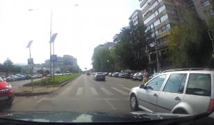 Mămică în pericol de moarte pe trecerea de pietoni