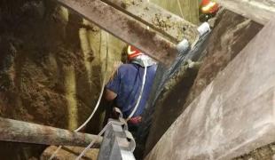 Pompierii îl salvează pe muncitorul îngropat sub un mal de pământ