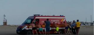 Ambulanţa rămăsese împotmolită în nisipul plajei Modern, din Constanţa