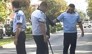 Poliţişti filmaţi în timp ce ajută un bătrân să traverseze, în Bistriţa