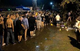 Spectatorii pleacă de la concertul întrerupt de furtună