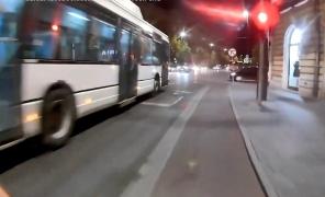 Momentul în care un autobuz şi un troleibuz trec pe roşu, la Cluj (Video)