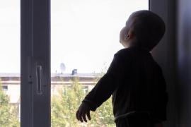 Un copil de şase ani a căzut de la etajul 3, cu părinţii în casă, după ce a vrut să se uite pe geam