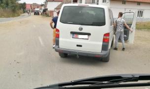 Deşi a sunat de 2 ori la 112, şoferul unui autobuz a fost snopit de bătăuşi, în trafic, cu Poliţia la telefon: "E în zonă, dar nu găseşte"