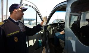 Un bărbat prins la volan fără permis a încercat să mituiască doi poliţişti cu 200 de lei, la Galaţi