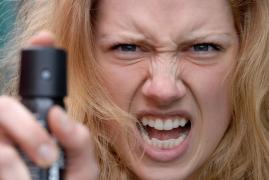 O învăţătoare din Satu Mare a dat cu spray paralizant în ochii unor copii de 6 ani, ca să-i liniştească