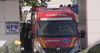 Ambulanță SMURD în fața unui spital