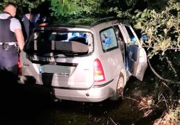 Apel la 112 pentru un bărbat dispărut de acasă, poliţiştii l-au găsit blocat în maşină, pe câmp