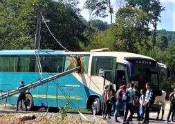 Un stâlp de telefonie a intrat prin geamul unui autocar plin cu copii, după ce şoferul a agăţat cablurile