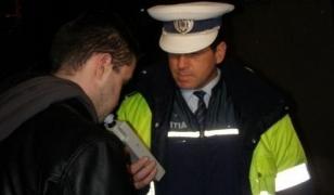 Prins beat la volan, un şofer din Galaţi le-a oferit poliţiştilor câte 100 de euro de fiecare, ca să îl ierte