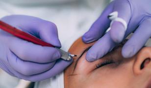 Fata din Iaşi a ajuns la Urgenţe după un tatuaj neobişnuit