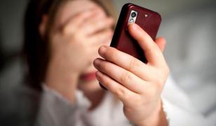 Fată de 14 ani, şantajată de iubitul de pe Facebook cu poze indecente