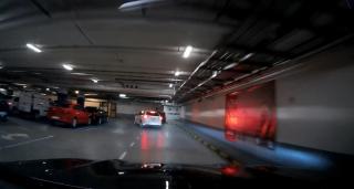 Angajații unei spălătorii auto, curse prin parcarea subterană cu maşinile clienţilor (Video)