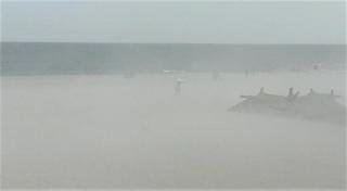 O furtună puternică s-a stârnit din senin pe plaja din Eforie Sud. Oamenii au fugit speriaţi (Video)