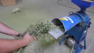 Bărbat din Botoșani în stare critică, după ce şi-a tocat o mână în maşina de mărunţit nutreţ, sub ochii fiului