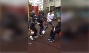 Băiat de 16 ani pus în genunchi şi bătut cu sălbăticie de trei adolescenţi, într-un parc din Bucureşti (Video)