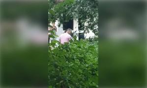 Un tată este rupt cu bătaia de un altul, în Iaşi, sub privirile îngrozite ale copiilor lor. Cei mici au început să plângă și să ţipe (Video)