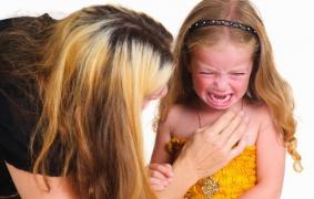 Familie cu 5 copii călcată de hoţi, la Suceava. Tâlharii le-au furat şi ultimii 50 de lei