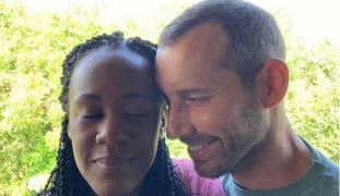 Bărbatul tocmai îşi ceruse iubita de nevastă