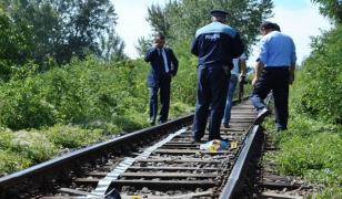 Români aruncaţi în faţa trenului