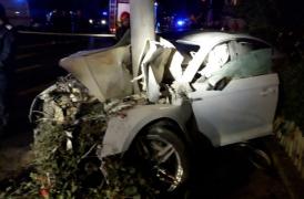 Trei tineri de 19 ani au intrat cu bolidul într-un stâlp, unul dintre ei a murit pe loc. Tragedie, noaptea trecută, în Sibiu