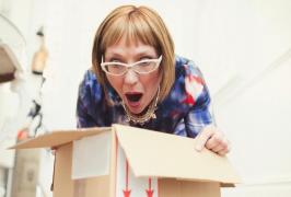 O femeie a comandat rochii pe internet şi a primit droguri de 500.000 de euro