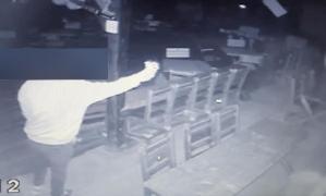 Un tânăr şi-a făcut selfie în timp ce jefuia un club din Suceava. Imaginile au ajuns pe internet