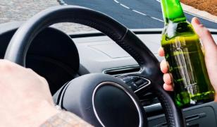 Şofer stinge maşina cu bere