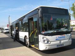 Bătrână de aproape 70 de ani reținută, după ce a furat portofelul unui călător în autobuz, la Satu Mare