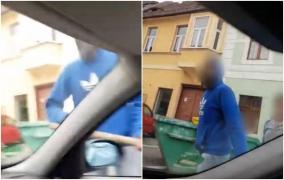 Scandal în trafic, la Sibiu, cu târnăcopul (Video)
