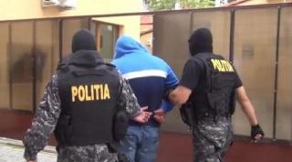 Un tată din Suceava şi-a fotografiat fiul în ipostaze înfiorătoare ca să se răzbune pe mama băieţelului