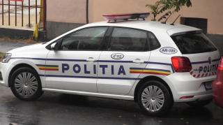 Mașină de poliție din fața unei secții