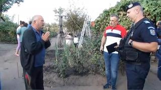 Bunicul Luizei Melencu discută cu jandarmii care au venit cu mandat