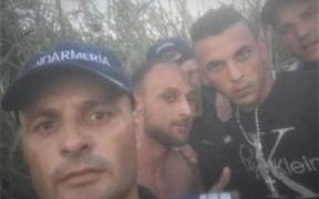 Jandarmii din Caracal şi-au făcut selfie cu evadații din Timiş, după ce i-au prins (Video)