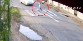 Fetiţa se întorcea spre casă, de la magazin