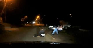 Femeie ruptă de beată, filmată dormind în mijlocul străzii. Şoferii au mutat-o pe trotuar (Video)