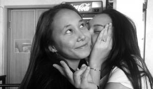 O fată de 14 ani a murit în somn, după ce telefonul i-a explodat sub pernă