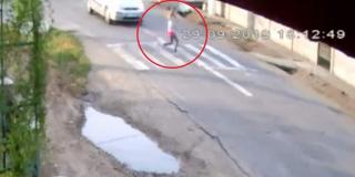 Şoferul care lovit mortal o fetiţă pe trecere, la Focşănei, ar fi primit dovadă de circulaţie. Oamenii sunt revoltaţi (Video)