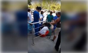 Pacient externat de câteva minute, mort pe scările Spitalului de Urgenţă din Craiova (Video)