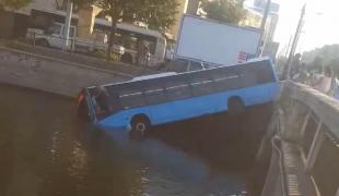 Autobuz STB căzut în Dâmboviţa