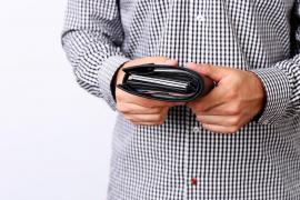 Un "norocos" a găsit pe stradă un portofel plin cu bani. El  s-a gândit că-i sunt de folos atâţia bani şi nu l-a dus la Poliţie